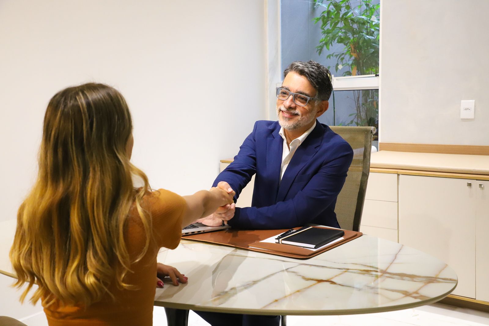 Dr. Humberto Portella durante um atendimento