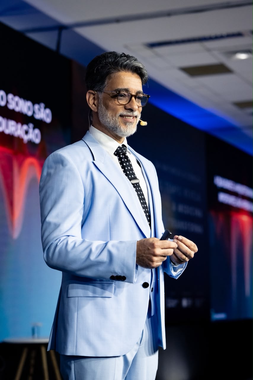 Dr. Humberto Portella compartilhando conhecimento em um evento médico